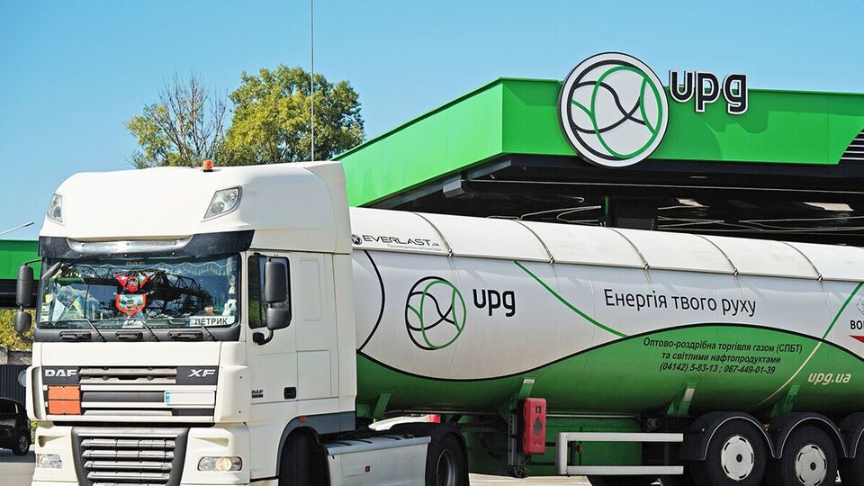 Для оптимизации расходов на транспортировку горючего путями Евросоюза UPG использует собственные локомотивы и грузовые вагоны-цистерны для перевозки нефтепродуктов