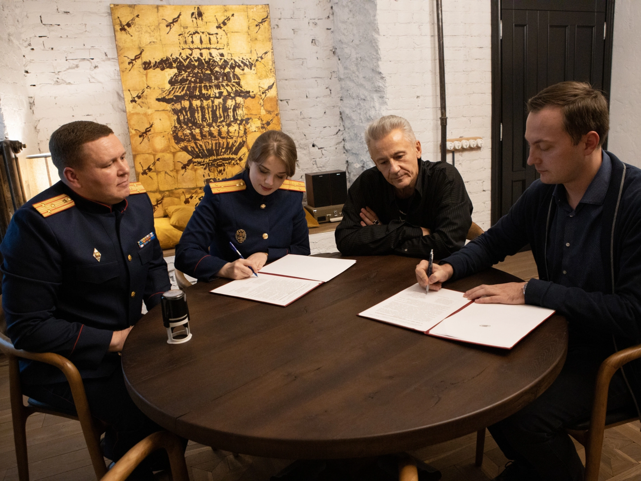 На сайте театра отмечается, что после подписания соглашения&nbsp;труппа и сотрудники российского Следкома "могут реализовывать интересные творческие инициативы"