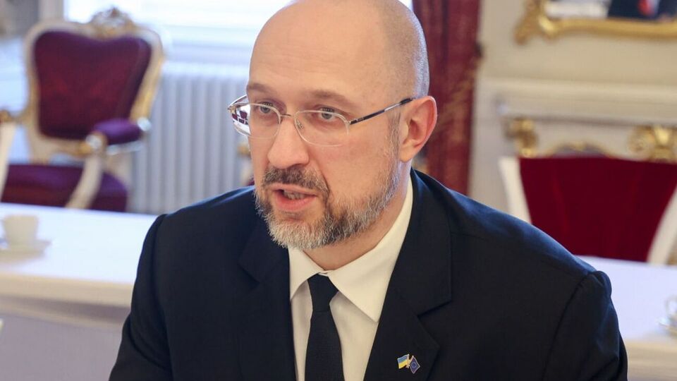 Шмыгаль призвал украинцев подготовить запас базовых вещей к зиме и предупредил, что она будет тяжелой