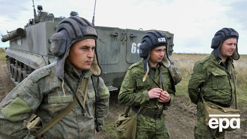 Російські окупанти скаржаться на брак озброєнь