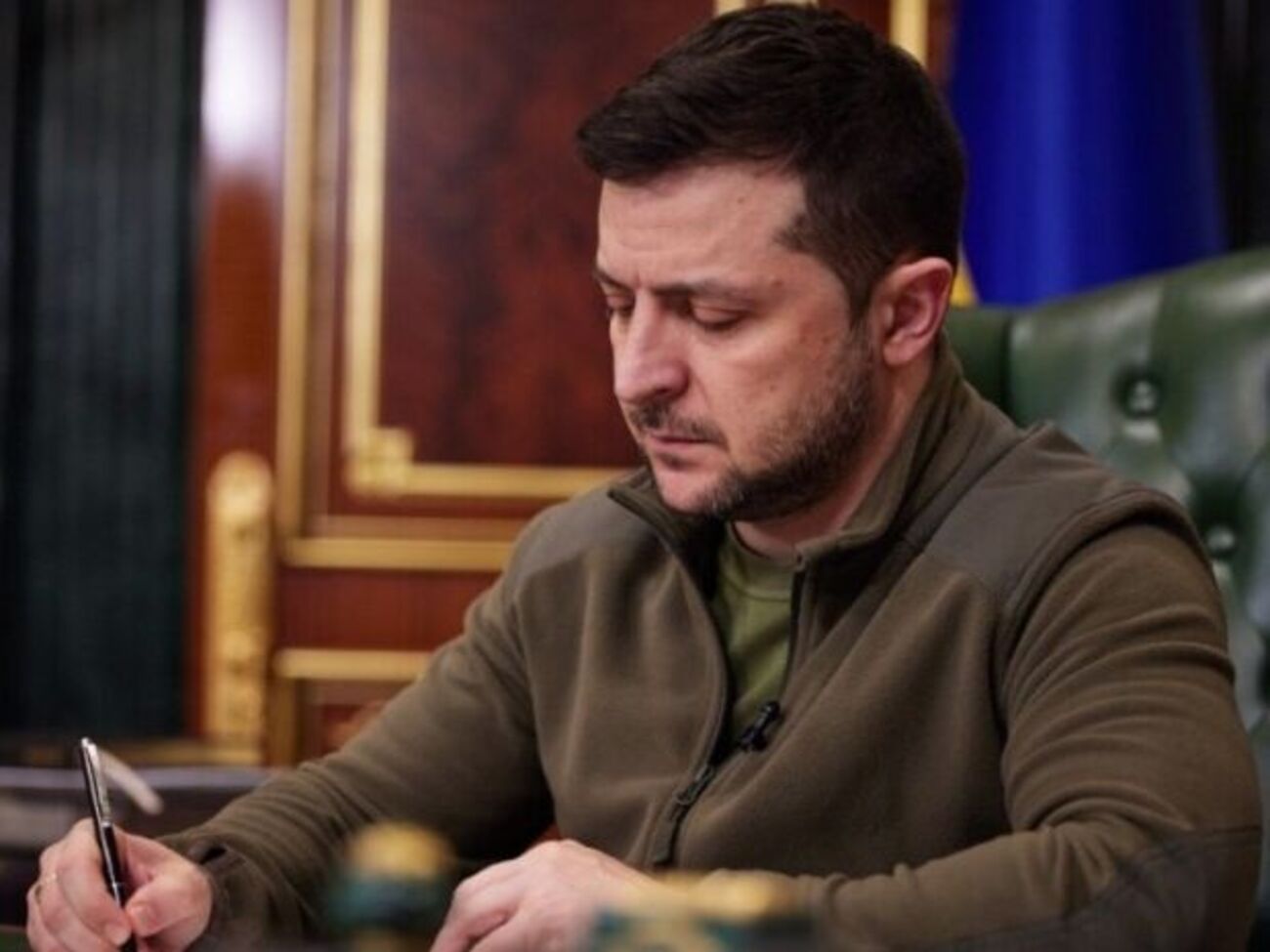 Зеленский ввел в действие указ СНБО о санкциях в отношении трех украинцев и одного россиянина