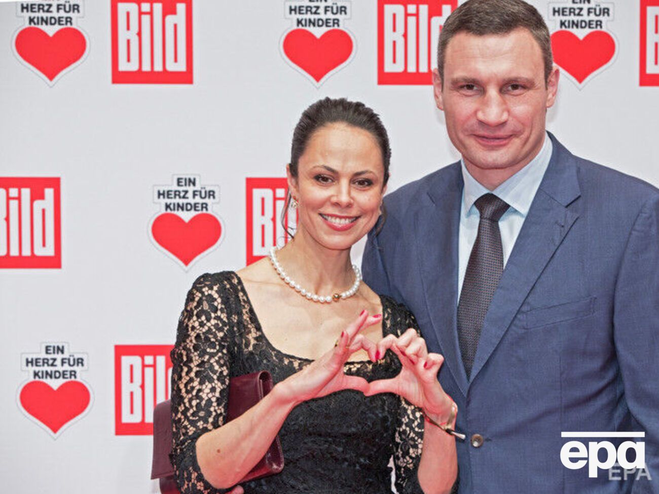 На вопрос журналистов, поддерживает ли она отношения с Виталием Кличко, Наталья Кличко ответила утвердительно