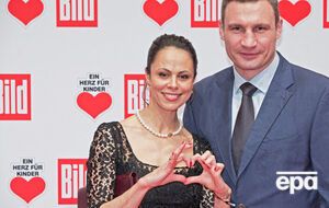 На вопрос журналистов, поддерживает ли она отношения с Виталием Кличко, Наталья Кличко ответила утвердительно