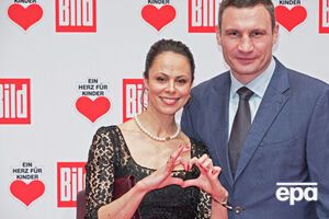 На вопрос журналистов, поддерживает ли она отношения с Виталием Кличко, Наталья Кличко ответила утвердительно