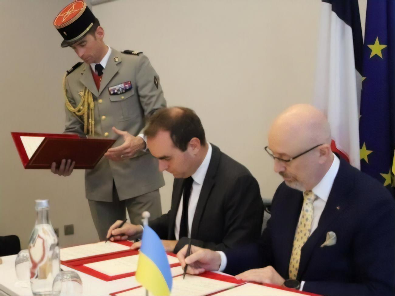 Угода дає можливість постачати зброю Україні згідно з ініціативою президентів України та Франції