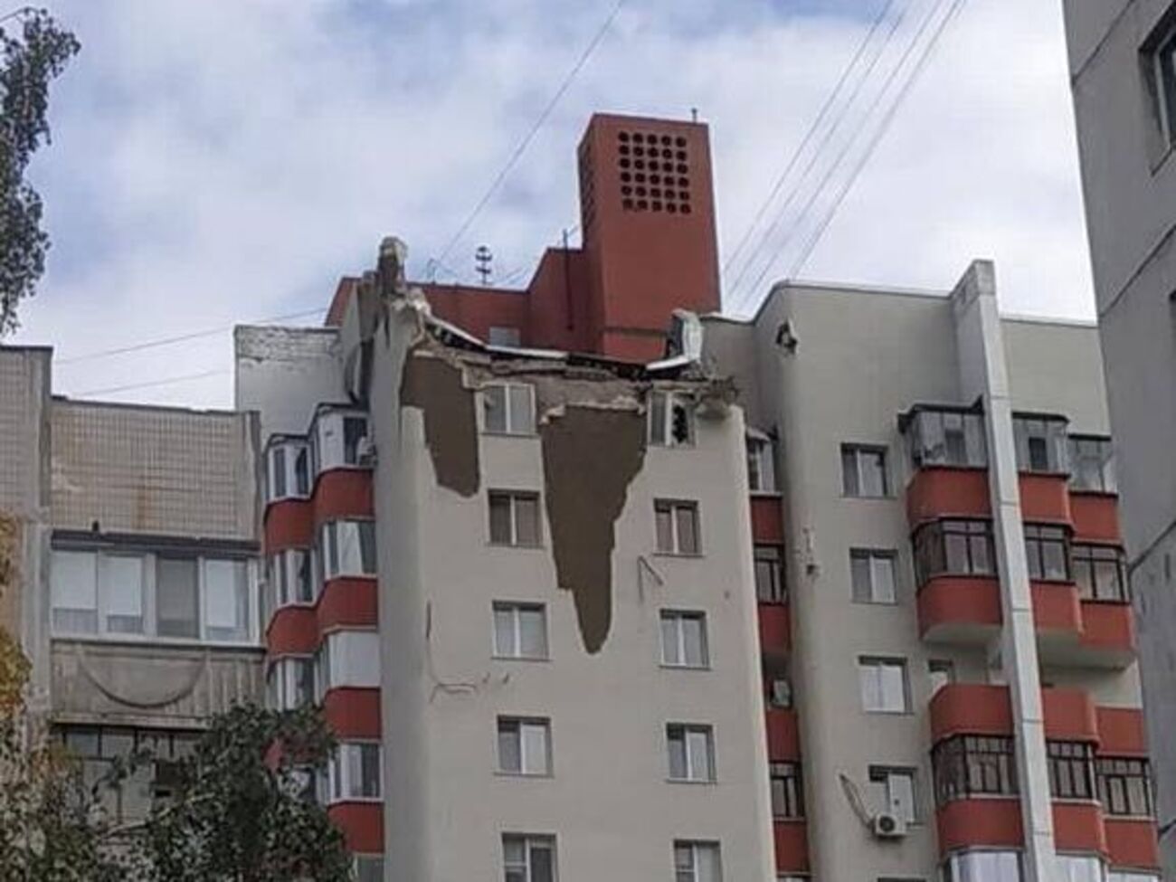 Российская ракета упала на дом в Белгороде сегодня. Местные власти утверждают, что повреждения не критические, а пострадавших нет