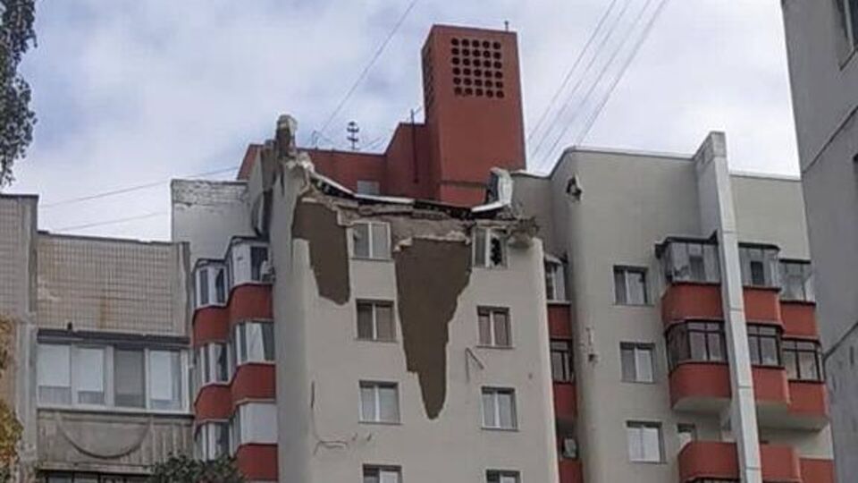 Російська ракета впала на будинок у Бєлгороді сьогодні. Місцева влада стверджує, що пошкодження не критичні, а постраждалих немає