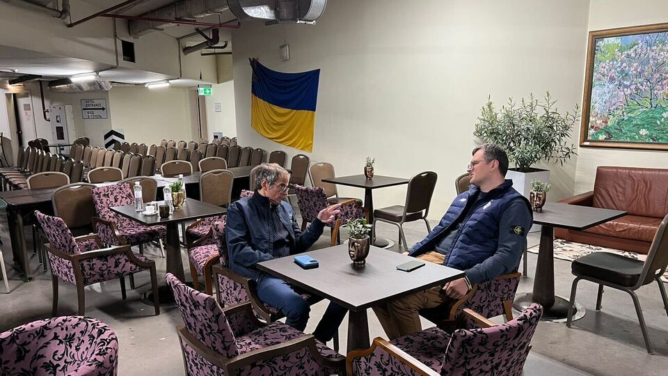 Гросси и Кулеба провели переговоры в бомбоубежище