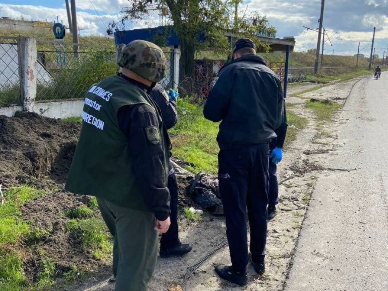 По данным следствия, одного мужчину застрелил российский военный