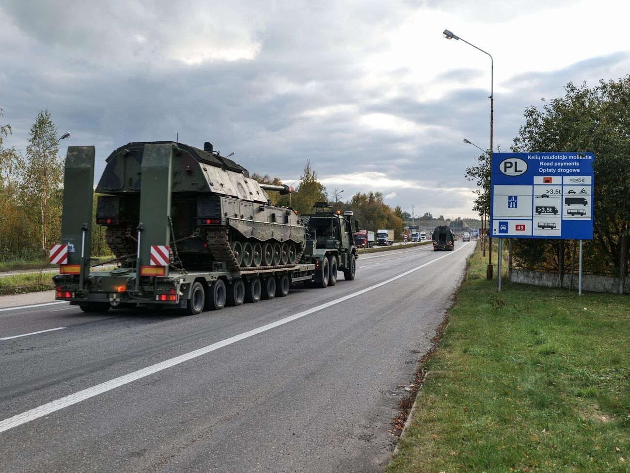Відремонтовані самохідні артилерійські установки Panzerhaubitze 2000 прямують до України