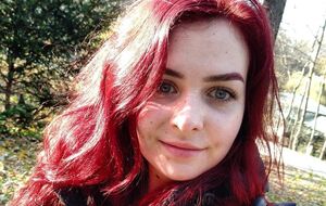 Пташка стала відомою навесні цього року, коли в соцмережах виклали відео за її участю, яке зняли у підвалах "Азовсталі"