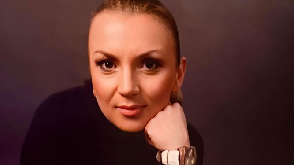 Белоконь играет роль матери Верки Сердючки, в образе которой выступает Данилко