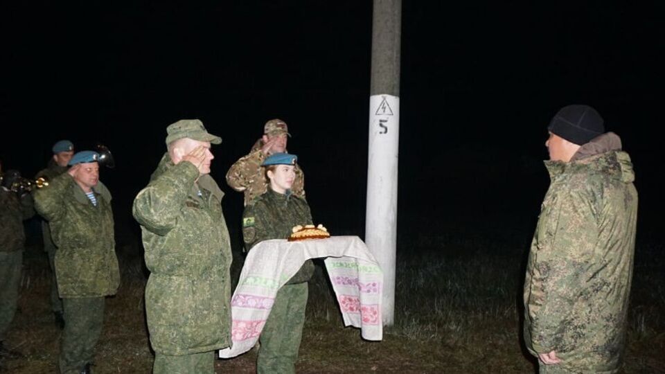 На фото российских военных без оружия и вещей встречают с хлебом-солью и оркестром