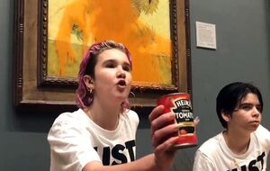 Экоактивистки из Just Stop Oil, вылив суп на произведение искусства, приклеили руки к стене