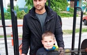 Саша Мероненко: Я взял вещи, документы. Булочку взял, конфеты, которые маме привез и всей семье