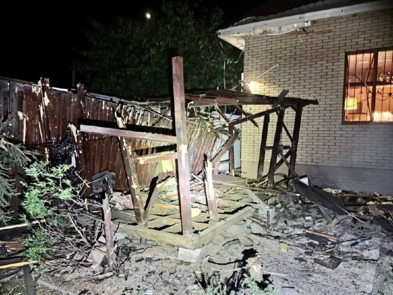 Унаслідок обстрілів у Нікополі пошкоджено майже 30 багатоповерхових і приватних будинків