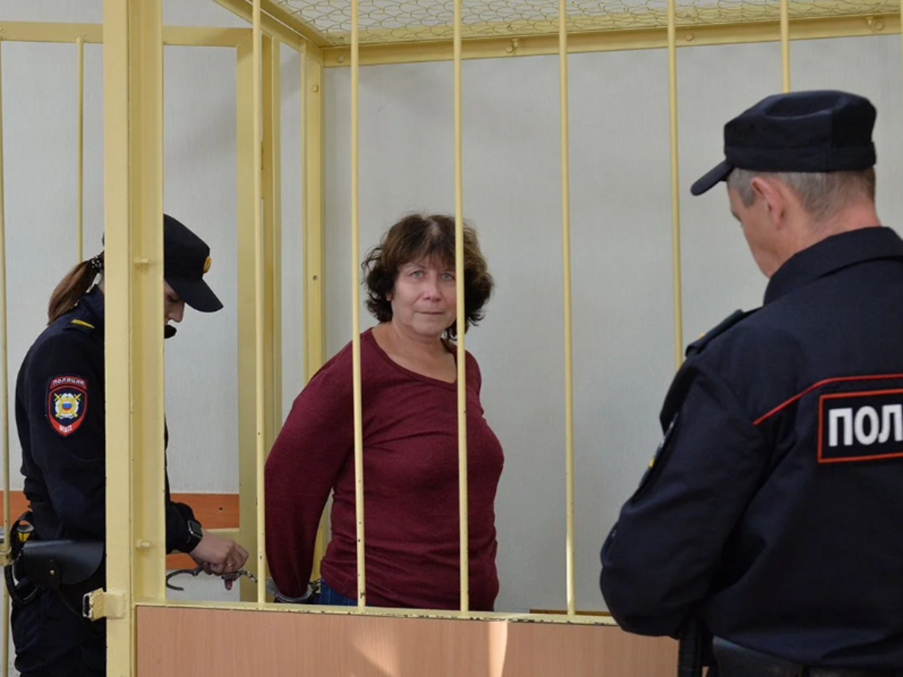 Жителька Санкт-Петербурга залишила записку з побажанням смерті Путіну на могилі його батьків