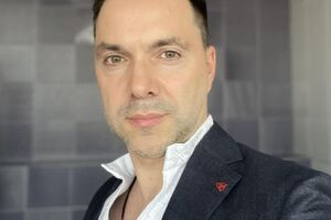 Арестович женат в третий раз