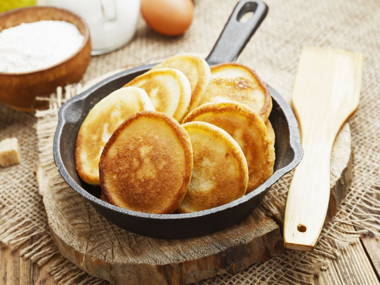 Кефир для приготовления оладий должен быть теплым