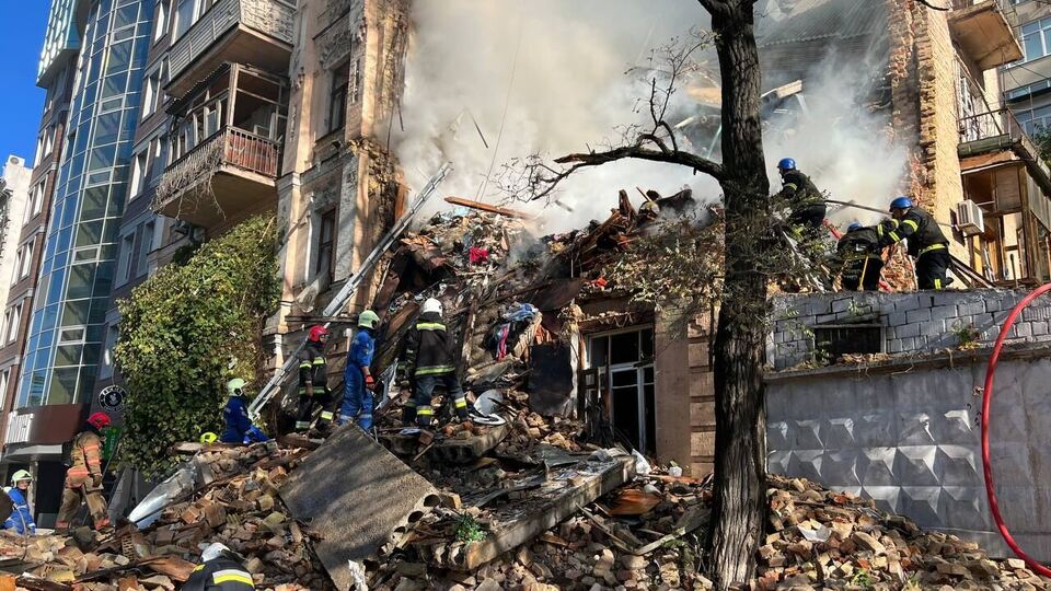 По данным Кличко, еще один человек находится под завалами
