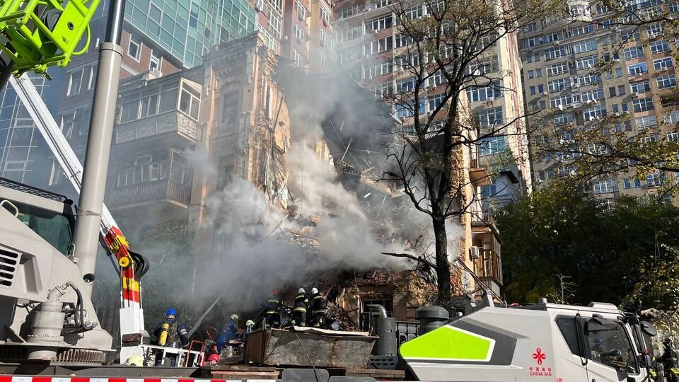 Из-под завалов дома спасли 19 человек