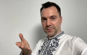 Арестович заявил, что тратит деньги на благотворительность и помощь другим семьям