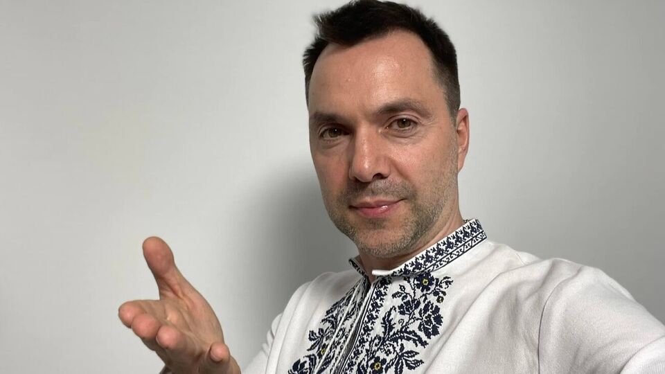 Арестович заявив, що витрачає гроші на благодійність і допомогу іншим сім'ям