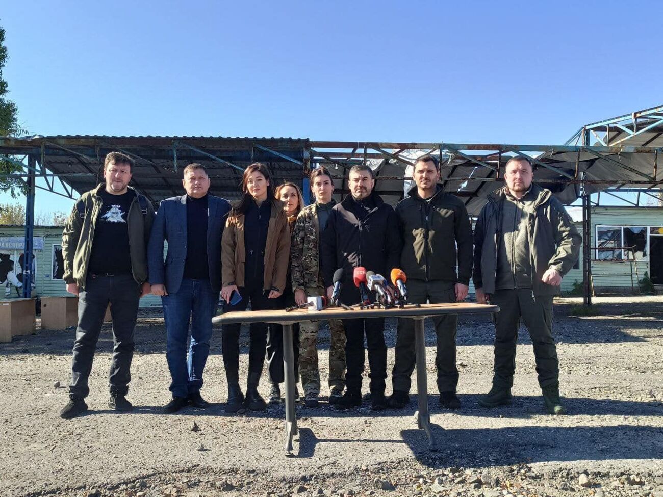 Украинская делегация на линии разграничения (на фото)