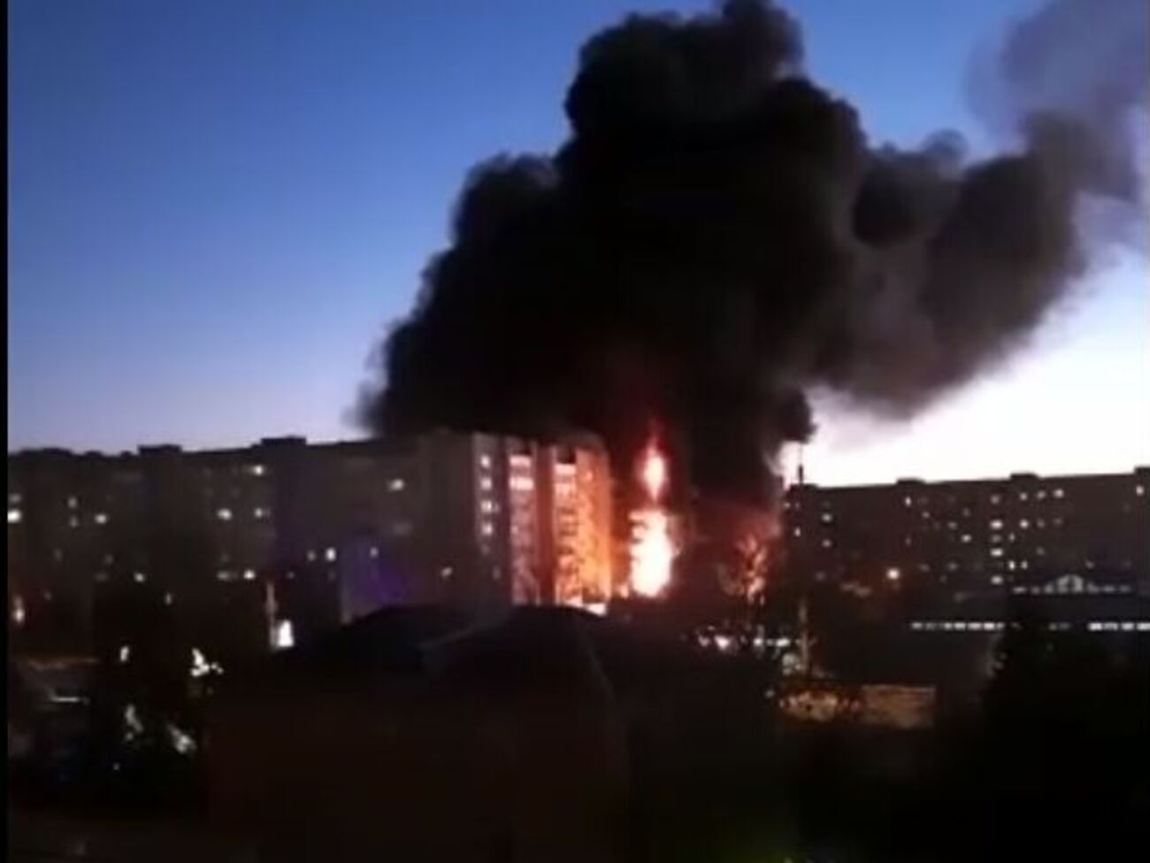 В результате падения самолета загорелся один из подъездов девятиэтажного жилого дома