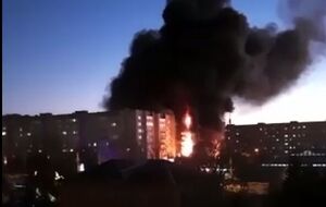 В результате падения самолета загорелся один из подъездов девятиэтажного жилого дома