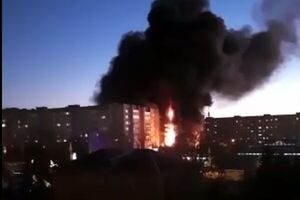 В результате падения самолета загорелся один из подъездов девятиэтажного жилого дома