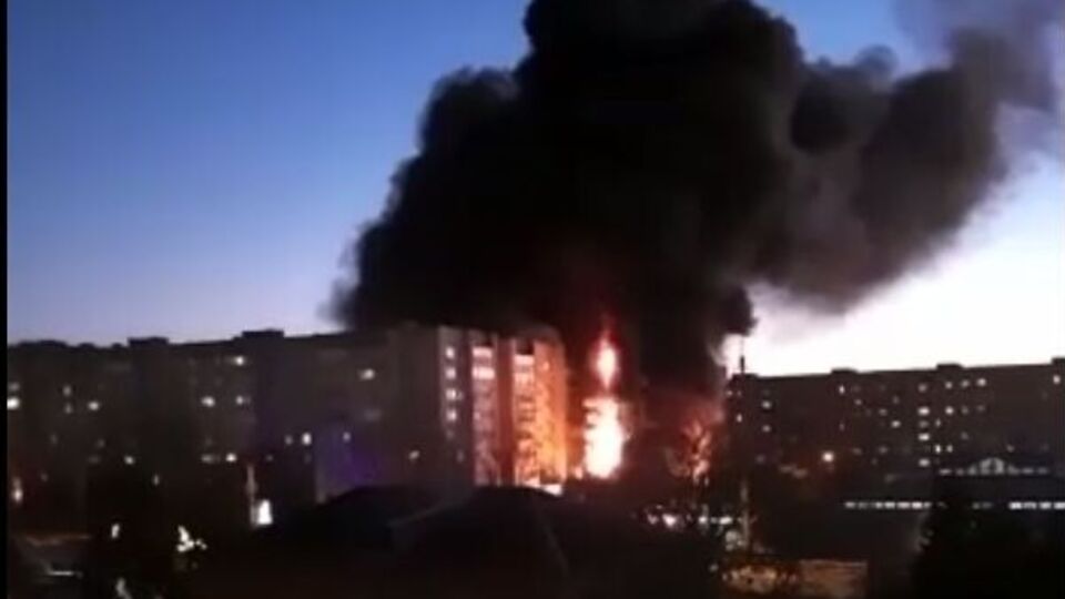 В результате падения самолета загорелся один из подъездов девятиэтажного жилого дома