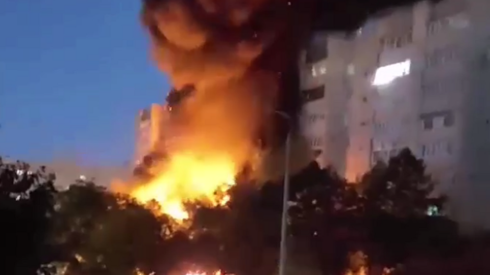 Минобороны РФ утверждает, что российский Су-34 упал в Ейске во время учебно-тренировочного полета, но при этом он был с боезапасом
