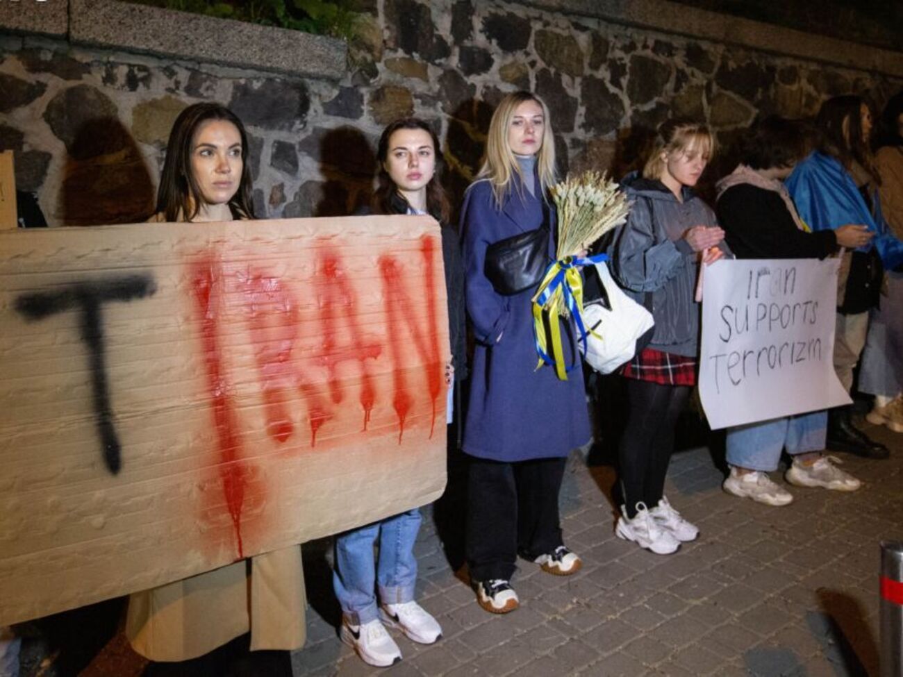 Протестовавшие включали звук летящего дрона