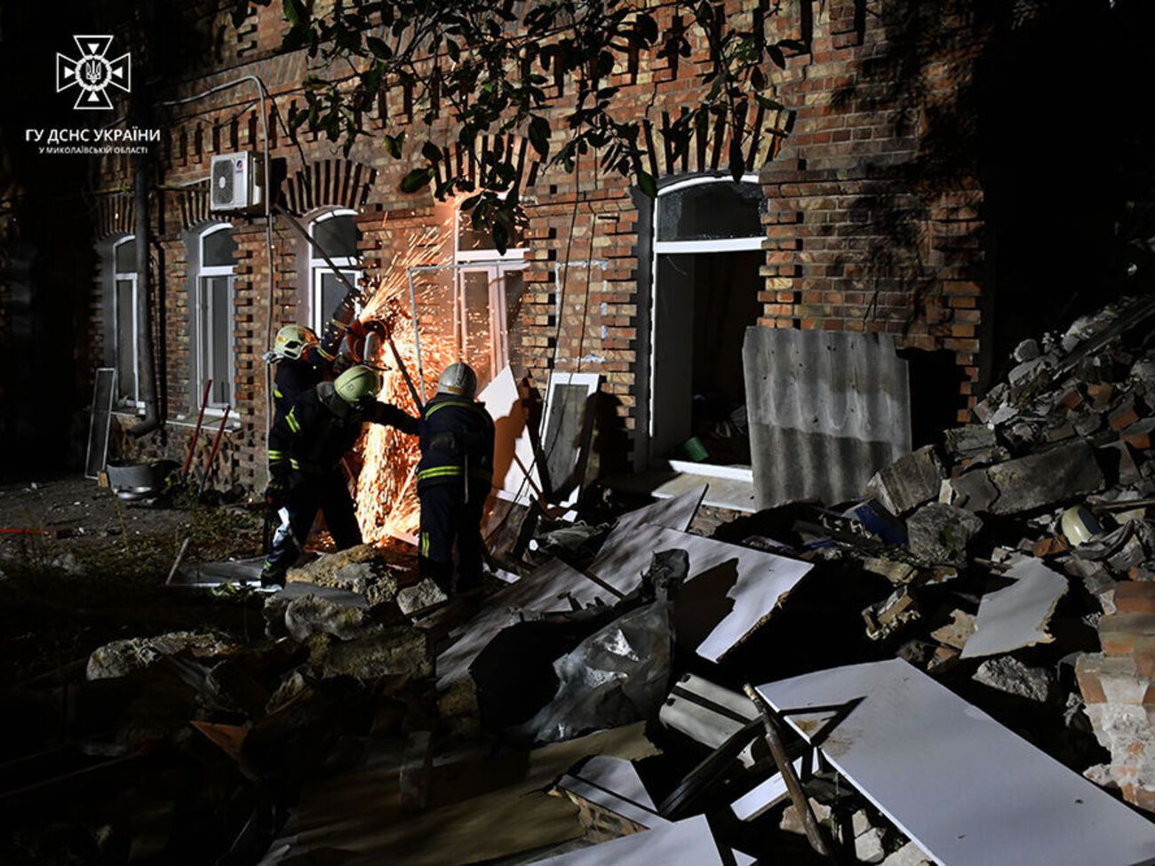 Окупанти влучили ракетою в житловий будинок у Миколаєві