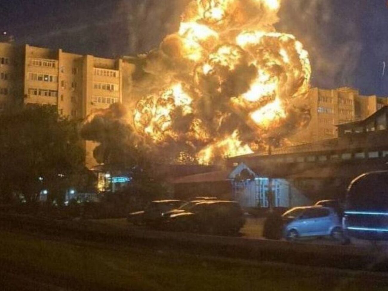 Спасатели завершили разбор завалов дома, на который упал самолет