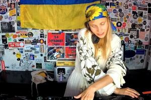 Коломиец во время войны ездила в США, где играла музыкальные сеты, чтобы познакомить американцев с украинской культурой