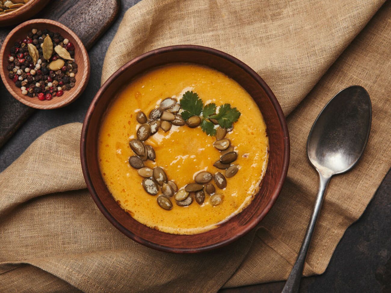 Готовый суп нужно украсить семенами тыквы