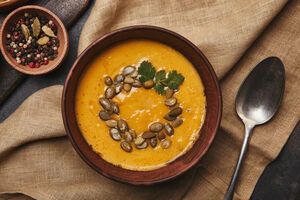 Готовый суп нужно украсить семенами тыквы