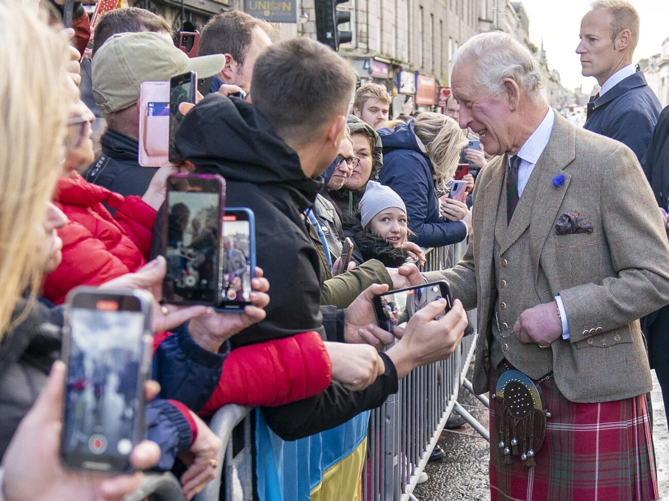 Во время визита в Шотландию Чарльз III пообщался с беженцами, которые рассказали ему свои истории
