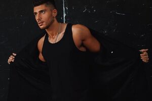 24-летний Ламброу в 2022 году участвовал в австралийском нацотборе на "Евровидение"