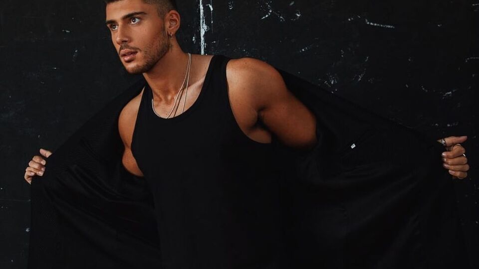 24-летний Ламброу в 2022 году участвовал в австралийском нацотборе на "Евровидение"