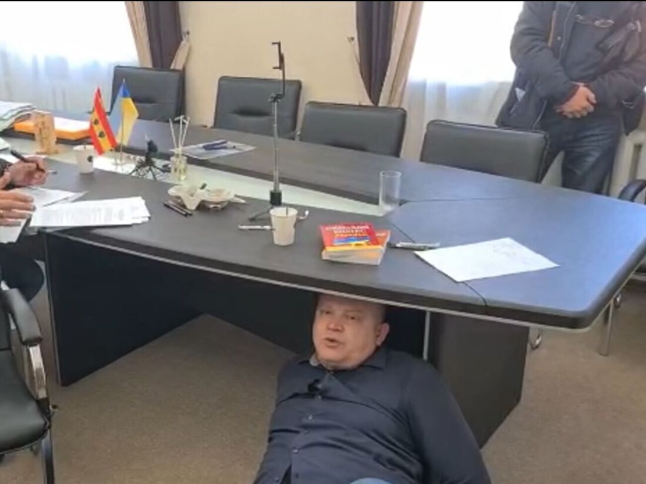 Граждан заявив, що його "силою помістили під стіл"