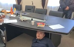 Граждан заявив, що його "силою помістили під стіл"