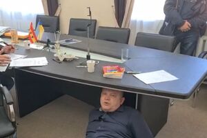 Граждан заявив, що його "силою помістили під стіл"