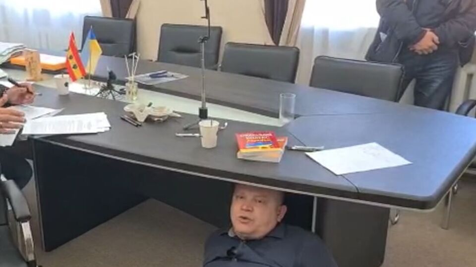 Граждан заявил, что его "силой поместили под стол"