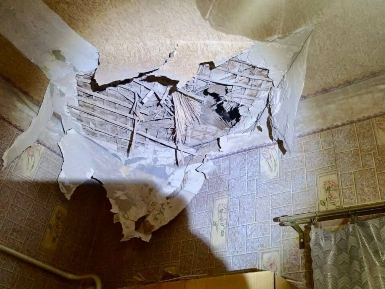 У Кривому Розі внаслідок ворожої атаки пошкоджено двоповерховий будинок