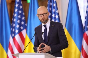 С санкционным режимом что-то точно не так, отметил Яценюк