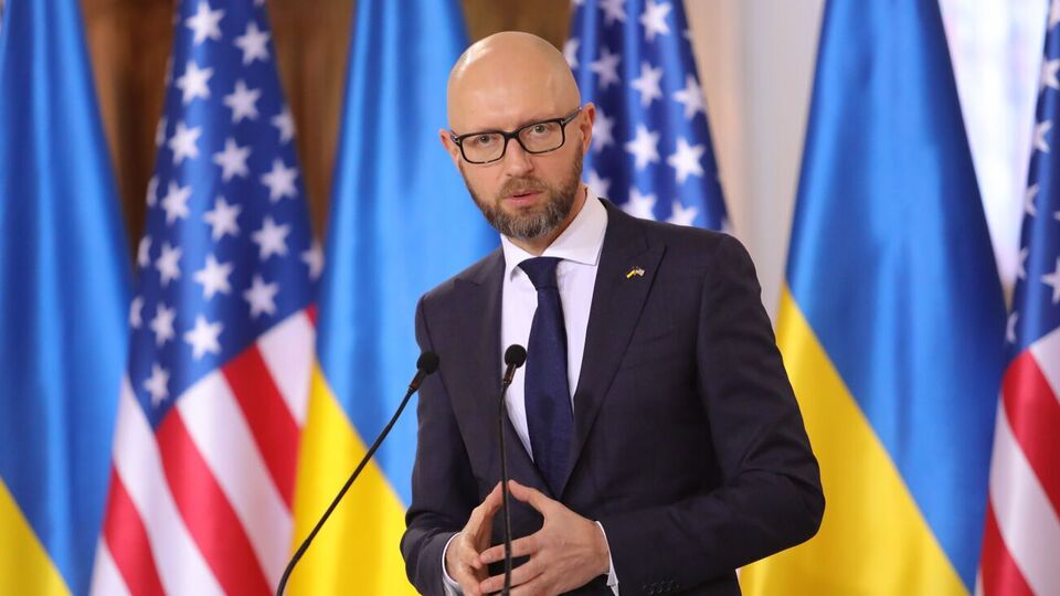 С санкционным режимом что-то точно не так, отметил Яценюк