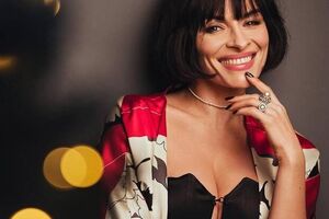 Мейхер засвітила зону декольте